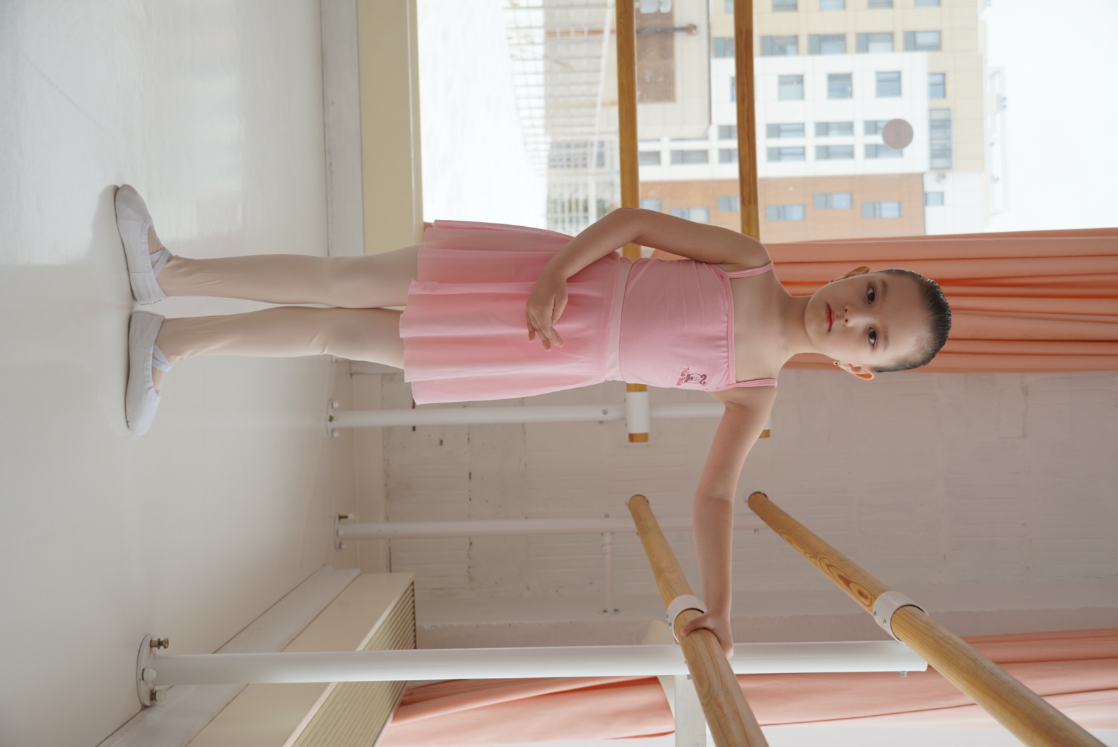 Ученицы TrueBallet у балетного станка